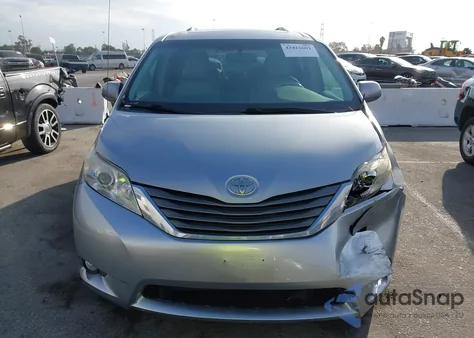 2013 Toyota Sienna Xle V6 8 Passenger z USA, uszkodzony, nr VIN 5TDYK3DC2DS334536